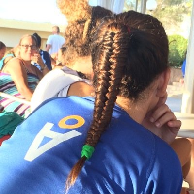 El pesimista se queja del viento,el optimista espera que cambie,el realista ajusta las velas.