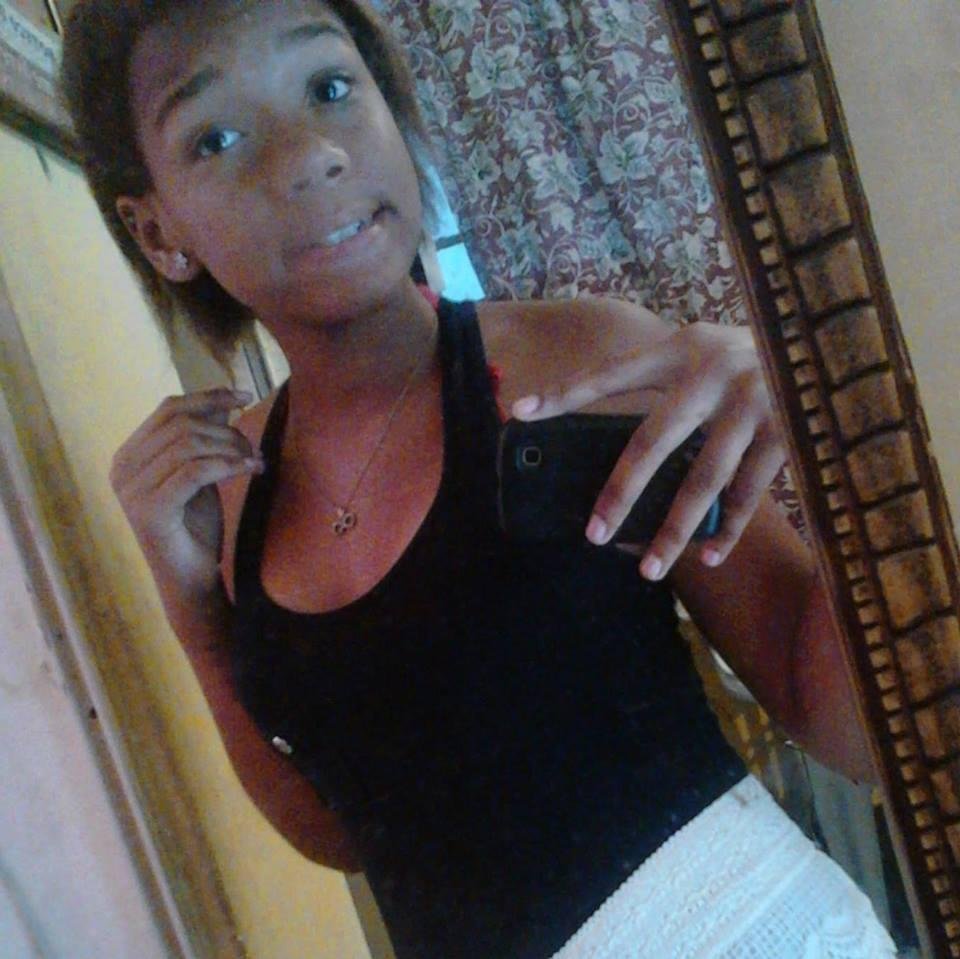 '' Sou um tipo de menina que prefere morre sufocada , ao invéns de falar oque sente ...' :3