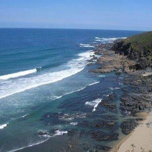 Somos un Apartahotel Rural de 2 llaves situados en el Occidente de Asturias, concretamente en la desembocadura de la ría de Navia, a 5 minutos de la playa.