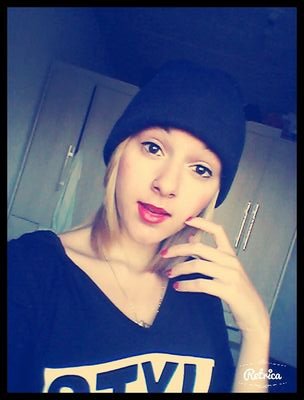 -Ela é de fase, toda bipolar, cheia de marra, durona por fora, coração mole por dentro. Toda inocente, toda estressada e toda apaixonada! !!