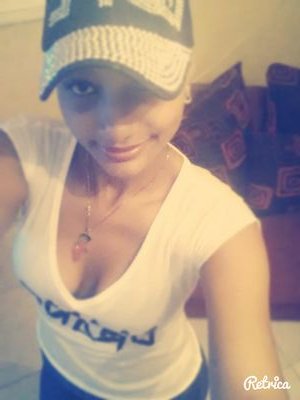 Soy una chica humilde. Me gusta el Rap soy vacana con lok son bacano y si tu me mira mal te saco un deo .l. Y si tu t kiyas me boy en tripeoo.(Tu eres paparasis