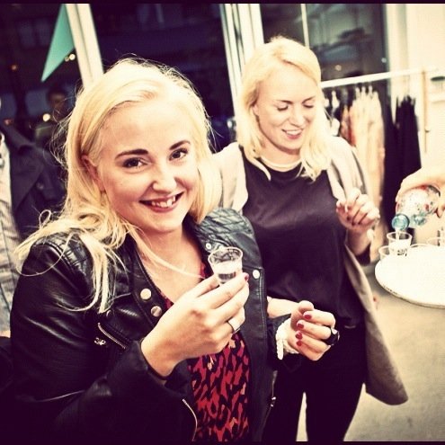 Gillar mat, dryck, djurbebisar, feminism & Svensk Sommar™. Är ej dj.
