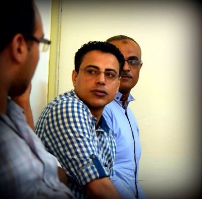 مواطن ساذج بهرته أضواء السياسة فضاع. 
أنا غير مسؤول عن كل ما ينشر او يكتب في هذا الحساب وبحمل كمال المسؤولية للحكومة.