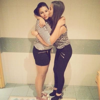 'te sonrío porque voy borracho no te montes pelis'
. 021211 ♡ . Mis niñas lo mejor que hay ❤