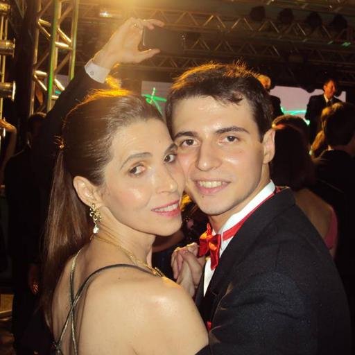 A vida é muito curta para nos preocuparmos com coisas insignificantes.
Corra atrás de seus sonhos, de sua felicidade. Se ame e se valorize mais!
