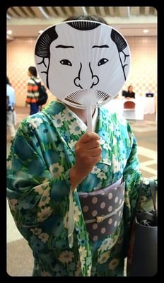 着物着て着物を売ったり着せたり教えたりしています。