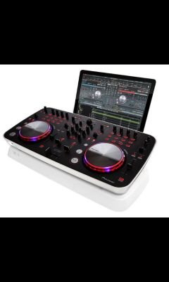 Tres dj's con un mismo sueño. Estilos: EDM, Progressive House y Dubstep.