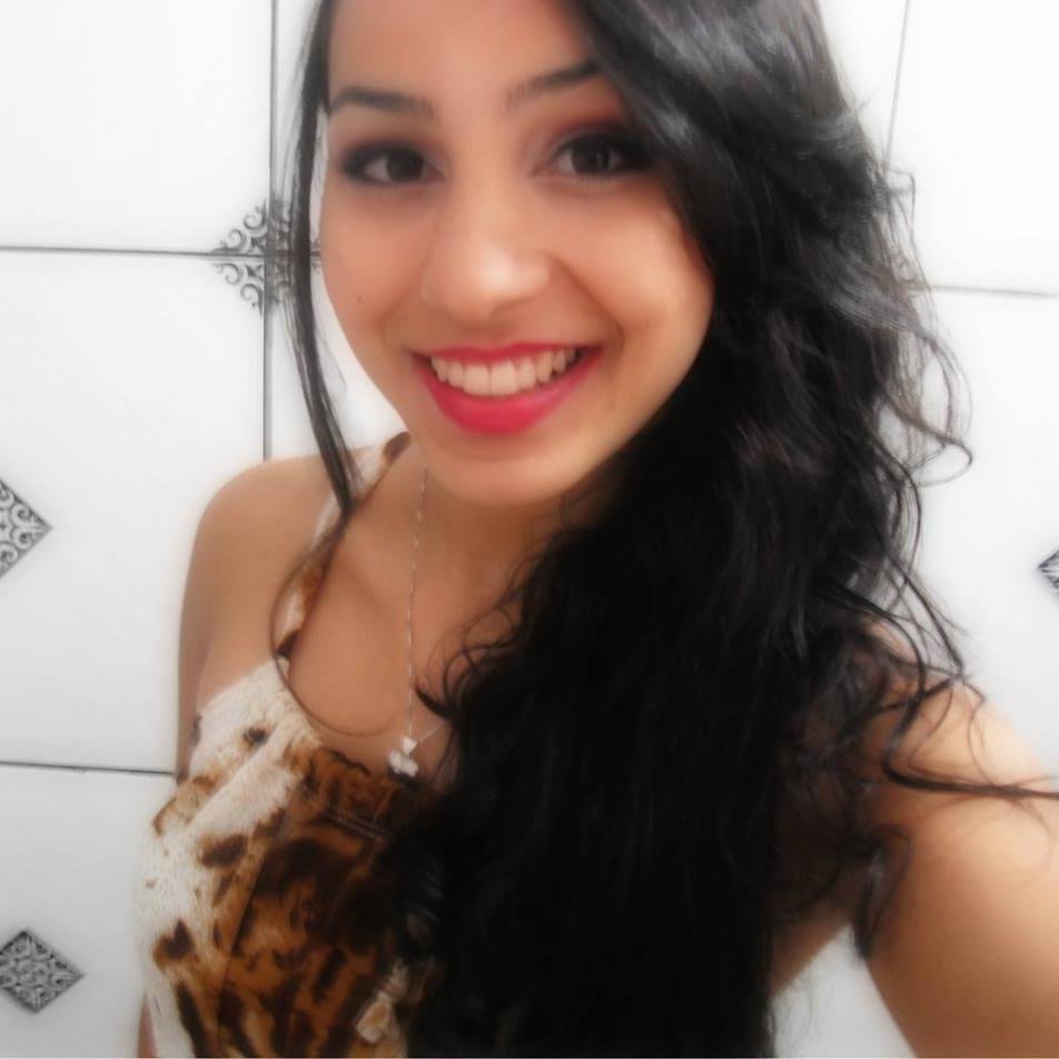 Sou desastrada, desorganizada, atrapalhada, ciumenta, irritante e palhaça.