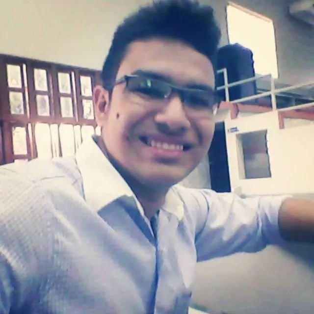 Amo meu Deus que me salvou por Jesus,
minha família, minha namorada e meus amigos.
Música e amor.