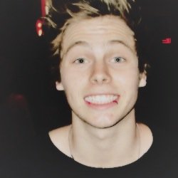 hiii beautiful, don't follow this acc but please follow @80spunkxrock instead, thanks ily ✿✿✿