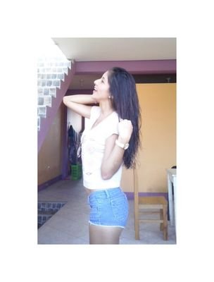 Con una cara, un cuerpo y un pensamiento de niña.