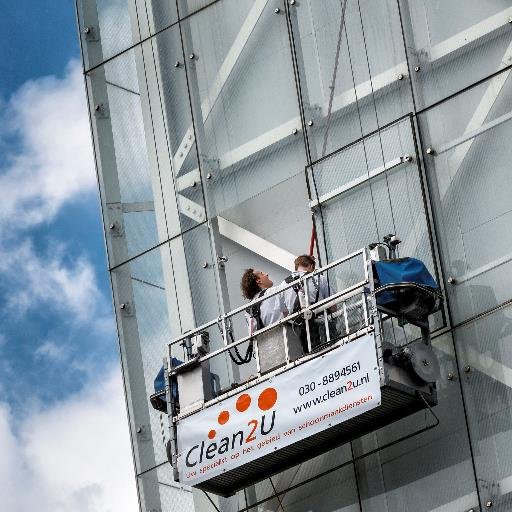 dagelijkse en periodieke onderhoud met daarnaast de specialistische reiniging, zoals het conserveren van linoleum vloeren, tapijt reinigen en glasbewassing.