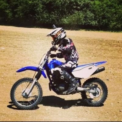 je m'appelle augustin  jadore faire de la moto cross ✌