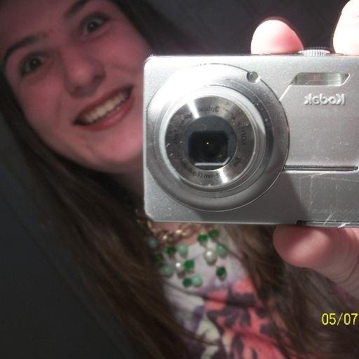 GiovanaGraziol1's profile picture. Quando a luz dos olhos meus /E a luz dos olhos teus/Resolvem se encontrar/Aí, que bom que isso é, meu Deus/Que frio que em dá/O encontro desse olhar.