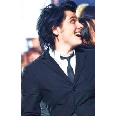 Married to my perfect husband @MrFrankIero, and father to three beautiful little girls. Art teacher at Emoversity.