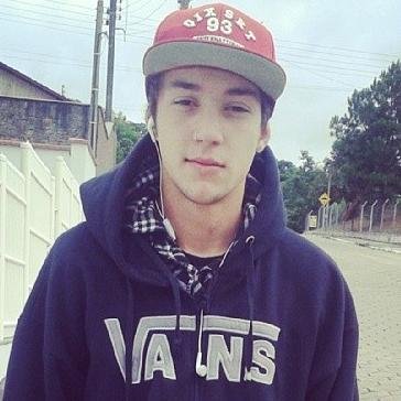 Meninos dão desculpa. Homens dão um jeito. Malandros enrolam.♕