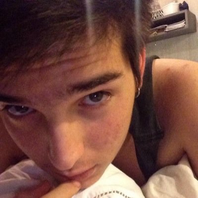 sou fã do cara que ja dançou funk de saia e alega ser hetero. 1/1 | Pessoal : ClaraBMarinho