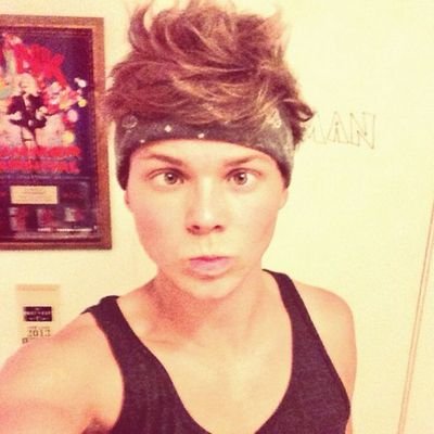 im 13, obsessed with 5secondsofsummer, and hobbies include trying to get all of 5sos to follow me, and fangirling!