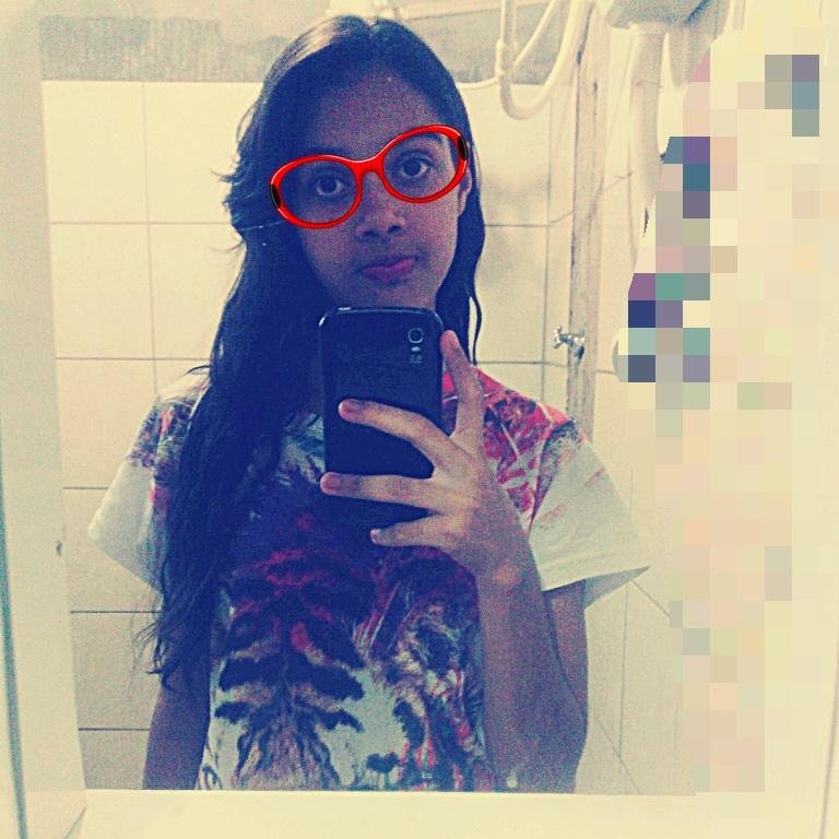Ela é de fase, toda bipolar. Cheia de marra, durona por fora e coração mole por dentro.