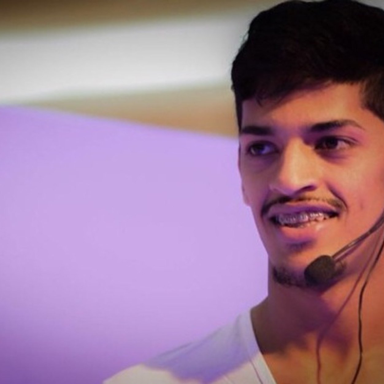 HnadyWww's profile picture. 