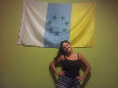 Canariona con medio corazón chicharrero. Dicen que matemática es mi pasión y payasa de profesión.