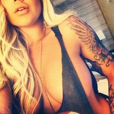 zeppelindarling's profile picture. Two big butt beauties. Not giving a fuck.