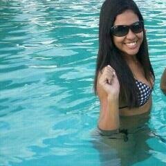 19, acadêmica de Pedagogia, colorada, namorando e feliz da vida.
