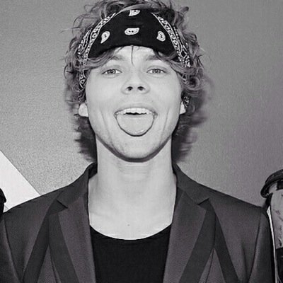 FREE FOLLOW BC YOUR SO AMAZING!! GO FOLLOW @xidekx SHE FOLLOWS BACK