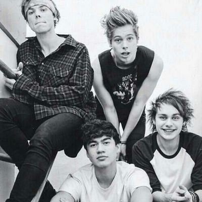 5SOS IS BEING 5SOS ✖️