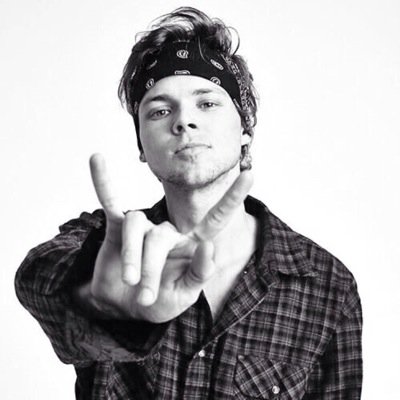 follow @MashtonKinks she follows back and plz rt the link in her bio