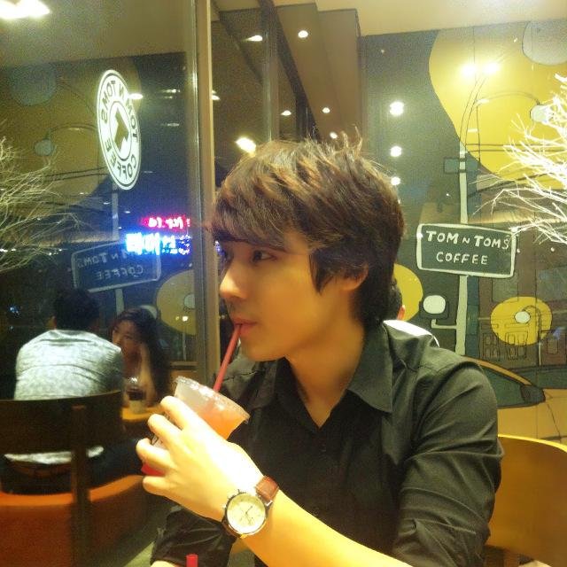 내 뺨을 스치는 푸른 바람이.. 내 가슴을 훔치는 붉은 마음이... 잡을 수 없는 시간을 향해 너에게로 간다.