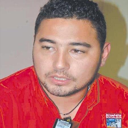 Joven / Abogado UC / Político / Izquierdista / Protestante / Revolucionario / Amante del Deporte / Comunicador Alternativo / Columnista / ...