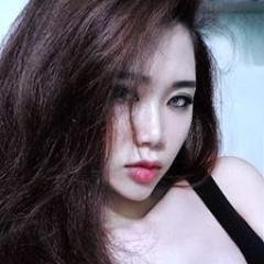 | wanita cantik itu senyumanya untuk banyak orang |