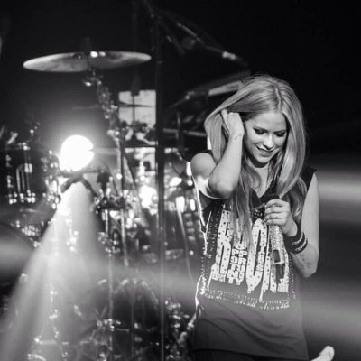 Younger Hemmings sibling. My hobbies imclude writing music and playing guitar. {RP|OC}