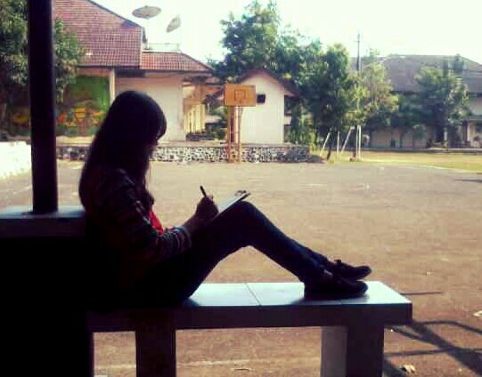 ElizcaEfrat's profile picture. I follow Christ O:) 
creative is expensive (´⌣`ʃƪ) 03August ♥ 
S1 Visual Arts '14 at UNNES