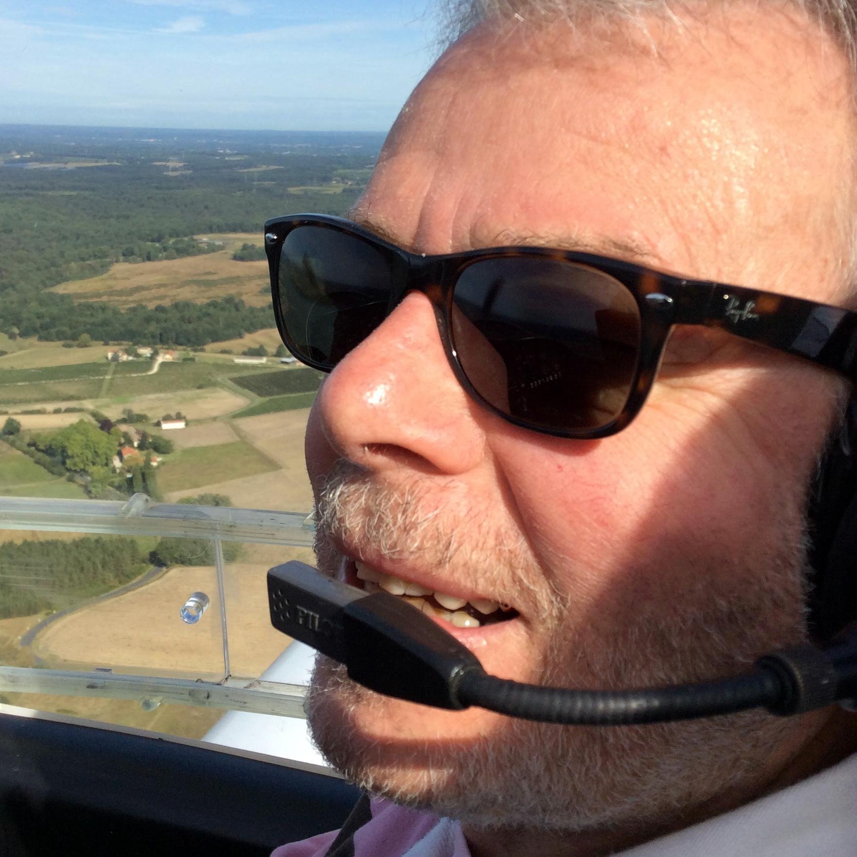 Officier supérieur pilote hélicoptère en retraite. Actif comme commissaire-enquêteur en Moselle. Participe à nombreuses Assoc patriotiques. Fana vélo et opéra.
