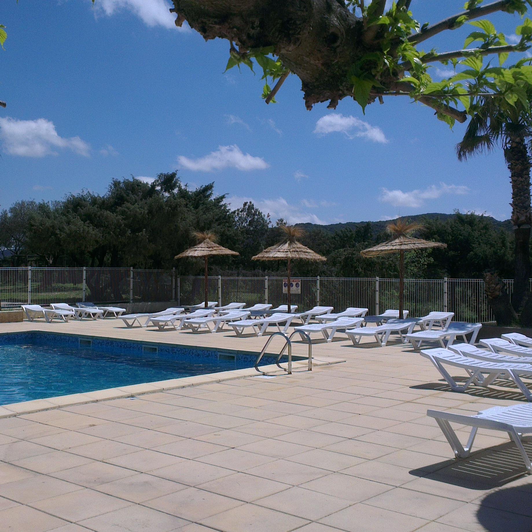 Camping dans le gard avec piscine bar/restaurant qui surplombe le gardon location de mobile-homes et chalets, emplacements tentes proche du pont du gard