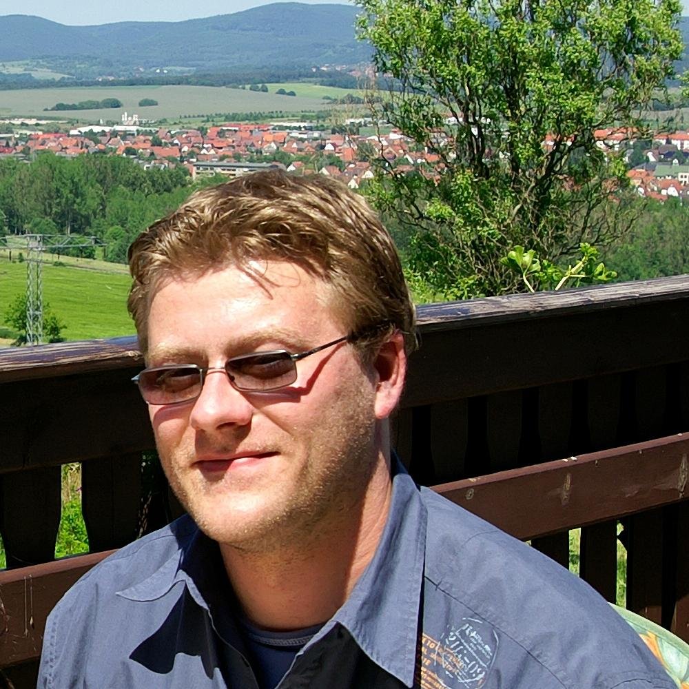 Programmierer, Admin Linux, Windows 
abgebrochenes Informatikstudium ;-) 
weltoffen aber heimatverbunden (Rhön)
Pirat