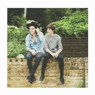 Hiii cutie! Can you please follow @httpxlarry it would mean a lot! If you already follow me there I love youuu, just ask for a follow back :) xx
