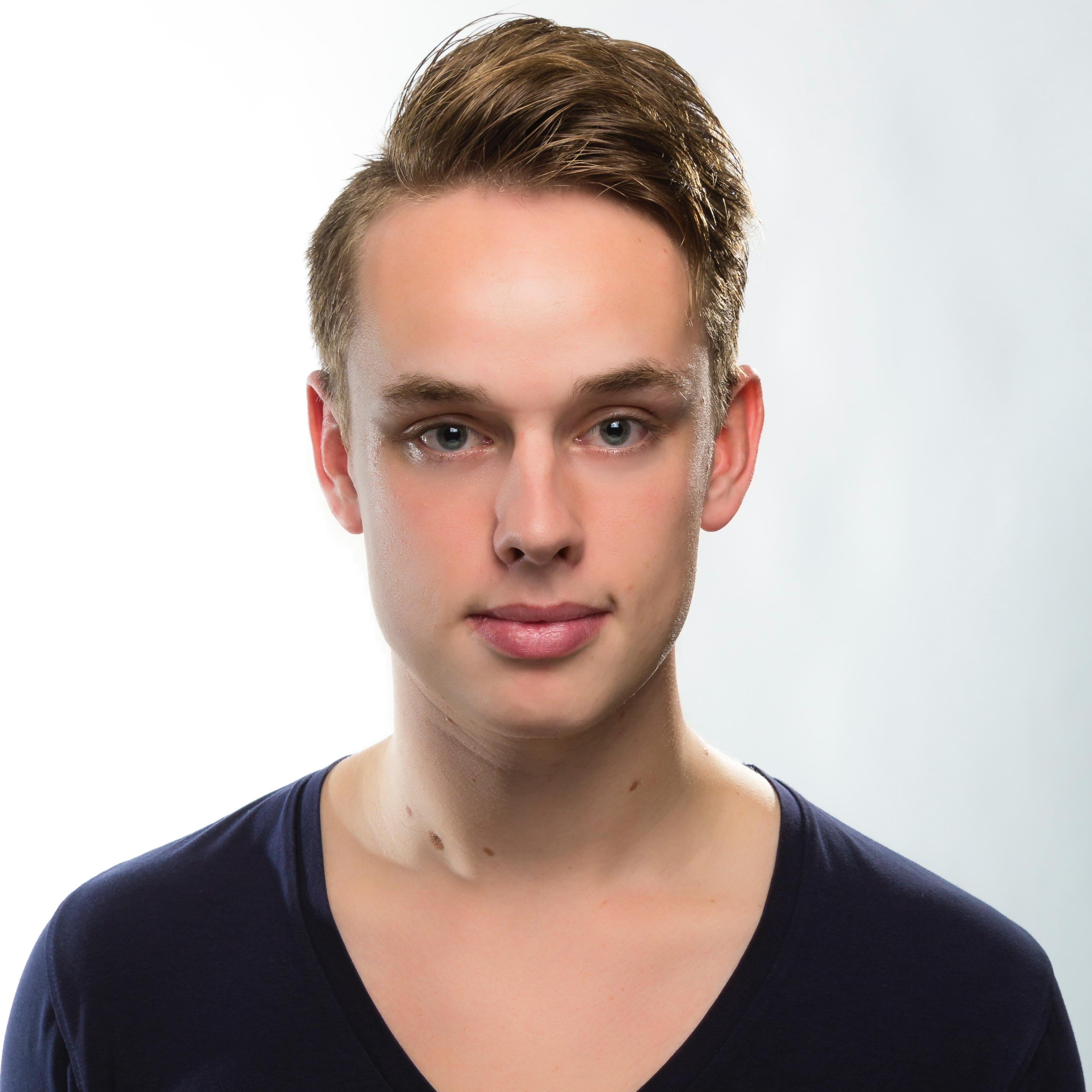 Tech/Future House DJ / Producer | info@djdareve.com