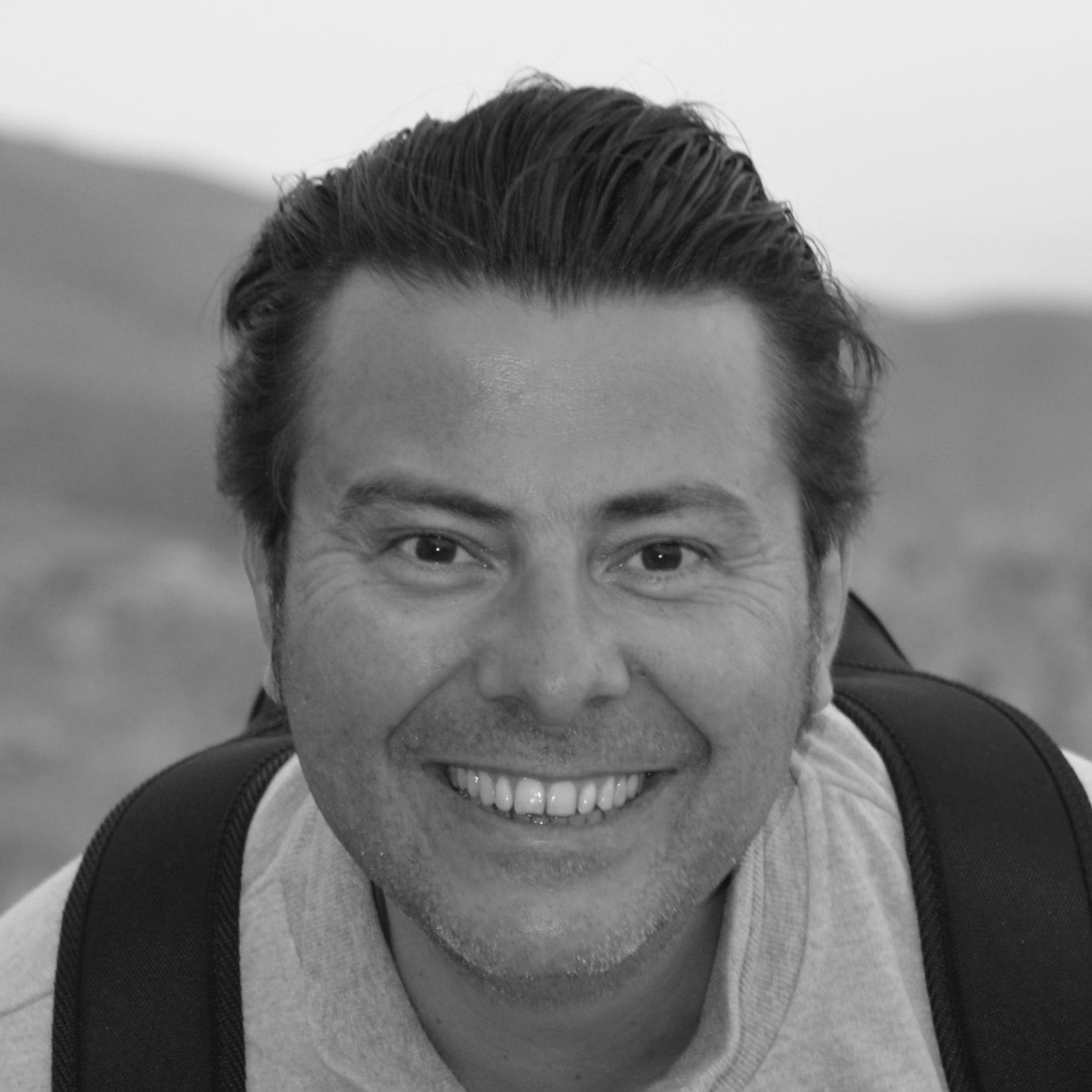 Más de 25 años en el sector de TI, apasionado por la tecnología y el marketing.
Lleno de sueños, ilusionado con la vida y deseando conocer el futuro sonriendo.