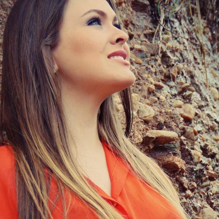 loira ,olhos azuis ,15 aninhos , gremista ,uma eterna apaixonada..  :3 Á.R