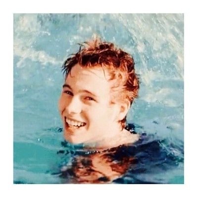 Please follow @hollym5sos, she gave you a free follow+she follows back just ask her;) help me get 1400followers?