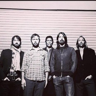 Hey! We're a page dedicated to fans and friends lovers of the Foo Fighters