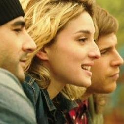 'Hermanos', la historia de dos hombres enamorados de la misma mujer. Serie de TV de @telecincoes.