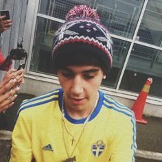 Please follow @GIGGLYJAI ! RT the first 6 tweets for a dm to 5/5 of the janoskians and calum!:)