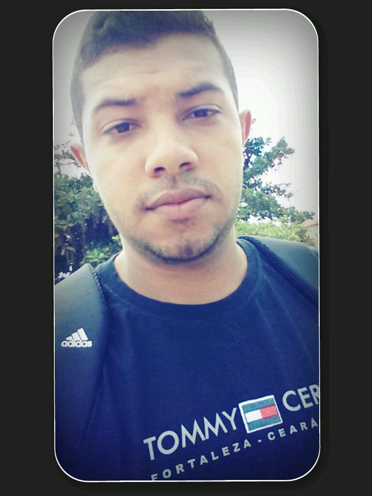 Acadêmico de Direiro.Corinthiano, Capricorniano, 22anos,