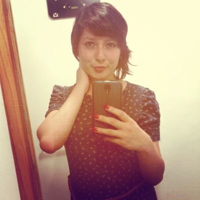Soy la canción que da vueltas en tu cabeza, el beso en el cuello que te eriza la piel y tus cigarros a la mitad.  ૐ
