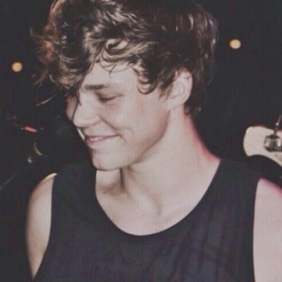 Please follow @GIGGLYJAI ! RT the first 6 tweets for a dm to 5/5 of the janoskians and calum!:)