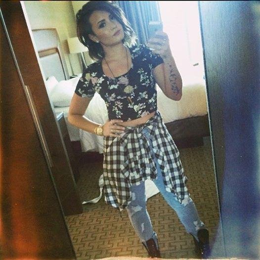 ''Prefiro chorar sózinha.Orgulho?não.Só quero evitar o julgamento de pessoas que não saibam o motivo das minhas lágrimas.'' - Demi Lovato